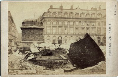 Kommune i Paris (1871): ruiner på Place Vendome i Paris. Fotografi 1871. Dim.16,5x10,8 cm af Frederick (attr. to) Barnard