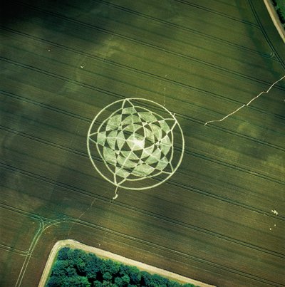 Korncirkel i hvedemark, Avebury Henge, Wiltshire, 22. juni 2002 (luftfoto) af Ferdinand Georg Waldmuller