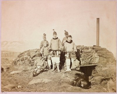 Expedition en Arctique (1875-1876) du capitaine George Nares (1831-1915) : Gruppe af indfødte kvinder på diskotek af Frederick (attr. to) Barnard