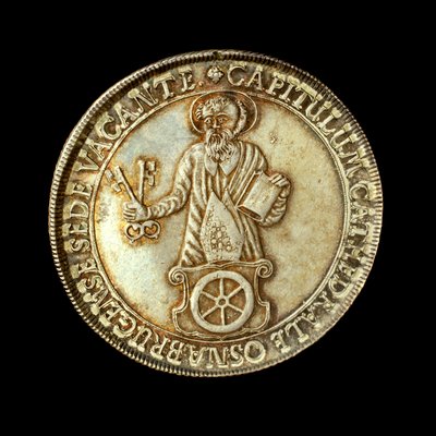 Tysk mønt, der viser en figur i fuld længde af St. Peter, bispesædets skytshelgen af Hippolyte Lalaise Devéria