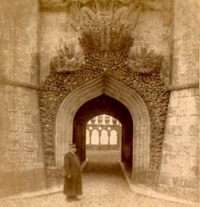 Vagt uden for indgangen til Palace of Pena (Palacio da Pena), Sintra, Lissabon, Portugal ca. 1888 (foto) af Frederick (attr. to) Barnard