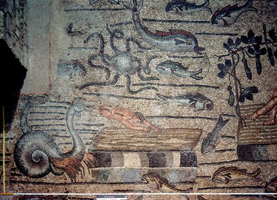Jonas bliver spyttet ud af hvalen, detalje fra et dekorativt fortov, der viser kristne billeder og hedenske symboler, ca. 313 e.Kr. (mosaik) af Hippolyte Lalaise Devéria