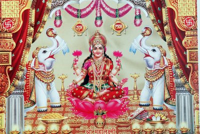 Lakshmi, Vishnus hustru, er gudinde for velstand, held og skønhed. af . .