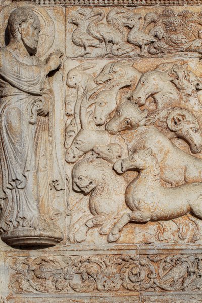 Lavt relief af San Zeno Maggiores portal. Verona af . .