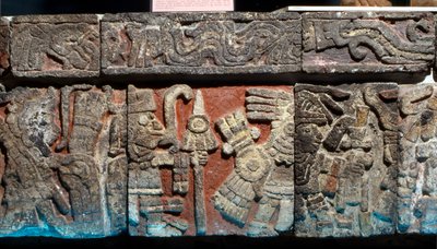 Lavrelief på en bænk i Templo Mayor, sen post-klassisk periode, ca. 1500 (sten med malet stuk) af Hippolyte Lalaise Devéria