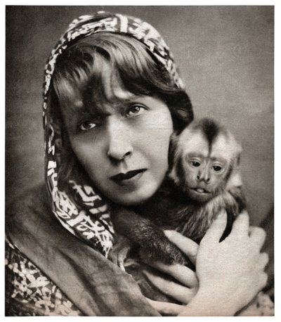 Mistinguett med en lille abe af . .