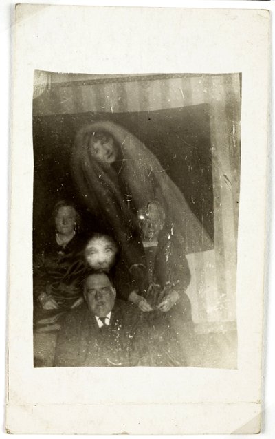 Paranormalt fænomen: portræt af tre gamle mennesker, ånden fra en kvinde, der dukker op bag dem, omkring 1920 Fotografi af William Hope (1863-1933) af Frederick (attr. to) Barnard