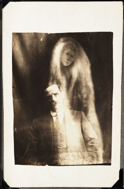 Paranormalt fænomen: portræt af en mand og hans kones ånd, der dukker op bag ham, omkring 1920 Fotografi af William Hope (1863-1933) af Frederick (attr. to) Barnard