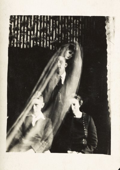 Paranormalt fænomen: portræt af en kvinde og to mænd og ånden af ​​en kvinde, der dukker op bag dem, omkring 1920 Fotografi af William Hope (1863-1933) af Frederick (attr. to) Barnard
