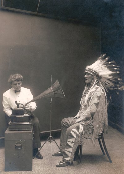 Piegan Indian, Mountain Chief, lytter til en optagelse med etnolog Frances Densmore af . .
