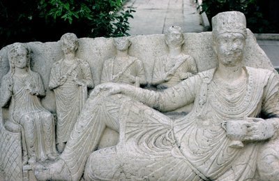 Relief, der forestiller en palmyrisk familie, sandsynligvis ca. 10.-8. århundrede f.Kr. (sten) af Hippolyte Lalaise Devéria