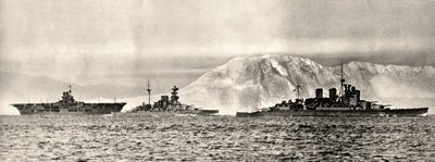 Skibe HMS Ark Royal, HMS Malaya og HMS Renown forlader deres base i Gibraltar, ca. 1940 (foto) af . .