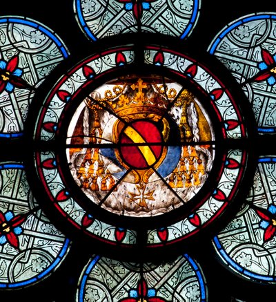 Oculus af trommehinden i et af de to vinduer i kapellet i Noailles, med kardinalens våben, malet i midten af det 18. århundrede af Jean Le Vieil. Cathedrale Notre Dame de Paris - Paris 4 - XIII., XIII., XIX., rehabilitering af Vi af . .