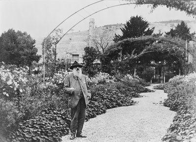 Claude Monet (1840-1926) i sin have i Giverny, 1925 af French Photographer
