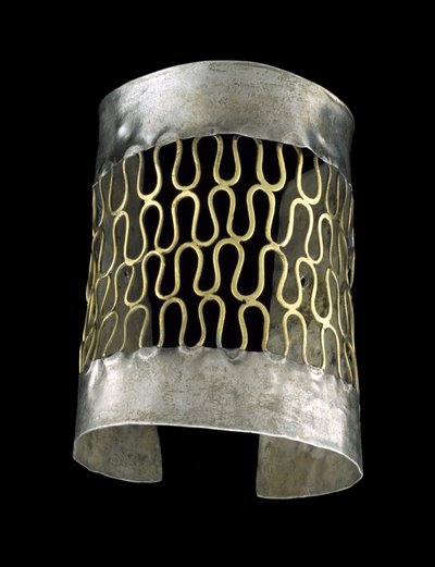 Armbind, 200 BC-400 AD (hamret sølv og filigreret guld) af culture Vicús