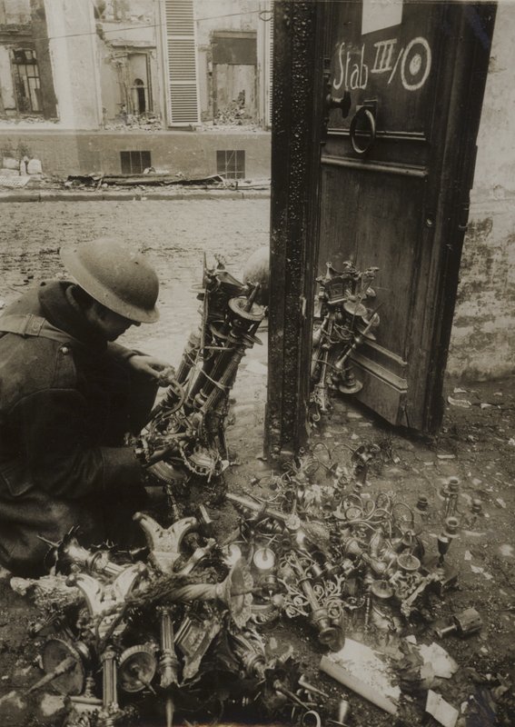 Cambrai, lysestager bundet i bundter, klar fra fjernelse af tyskerne, men efterladt af (after) English photographer