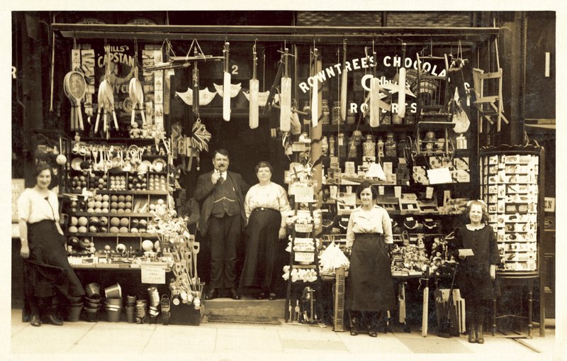 Landhandel, muligvis ved badebyen (s/h-billede) af (after) English photographer