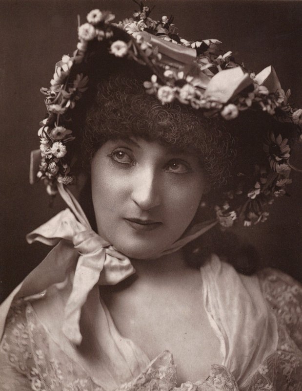 Miss Mulholland (s/h-foto) af (after) English photographer