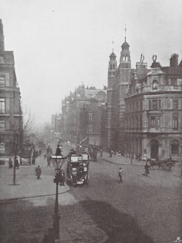 Sloane Square og Street og Holy Trinity Church (s/h-foto) af (after) English photographer