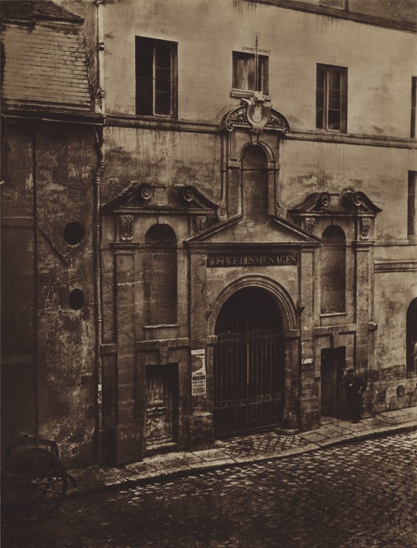 Indgang til Hospice des Menages rue de Sevres i 1868 (s/h foto) af (after) French Photographer