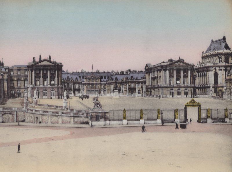 Facade du Chateau, foran slottet (farvet foto) af (after) French Photographer