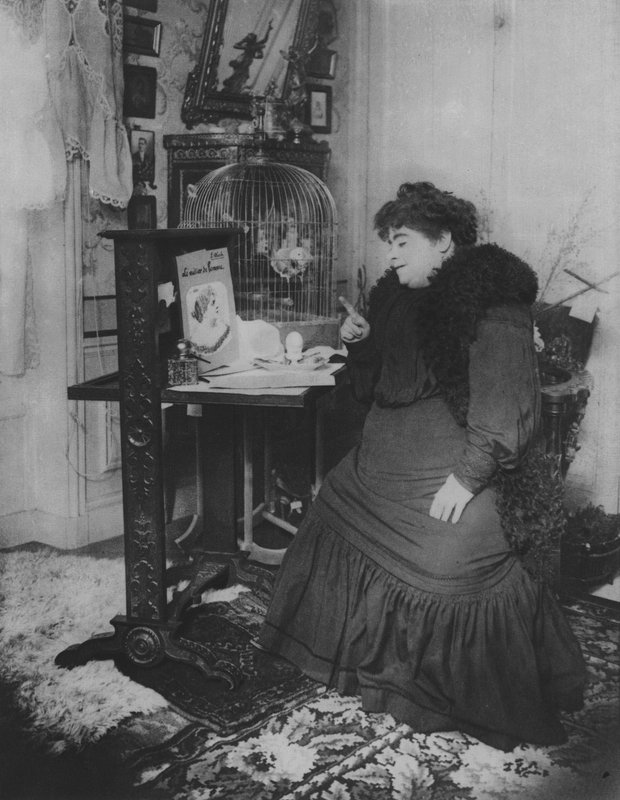 Jeanne Bloch og hendes papegøje (s/h foto) af (after) French Photographer
