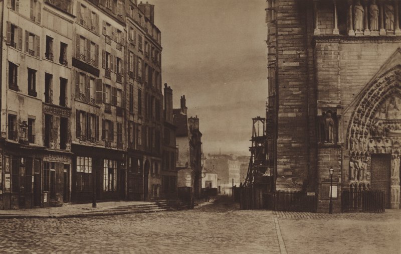 Rue du Cloitre-Notre-Dame, set fra Parvis omkring 1865 (s/h foto) af (after) French Photographer