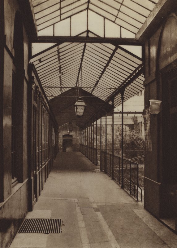 Den gamle passage af Operaen i rue Le Peletier (s/h foto) af (after) French Photographer