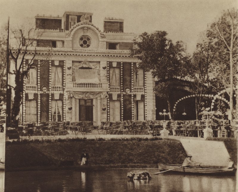 Le Chateau-Rouge haver og lunde (s/h foto) af (after) French Photographer