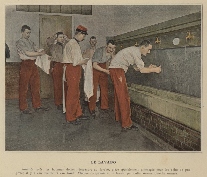 Le Lavabo (farvet foto) af (after) French Photographer