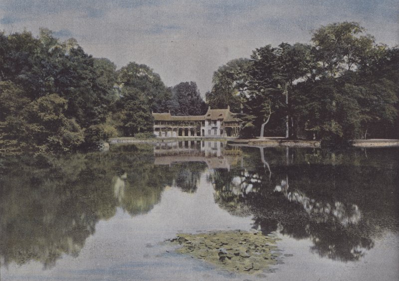 Petit Trianon, udsigt over Hamlet og søen (farvet foto) af (after) French Photographer