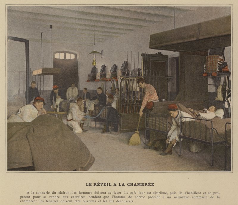 Le Reveil a la Chambree (farvet foto) af (after) French Photographer