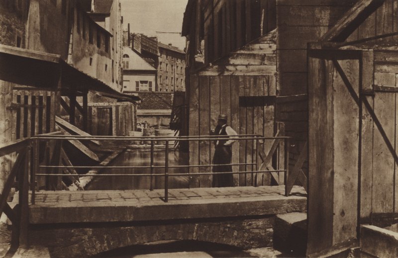 Bredden af ​​Bievre i bunden af ​​rue des Gobelins (s/h foto) af (after) French Photographer