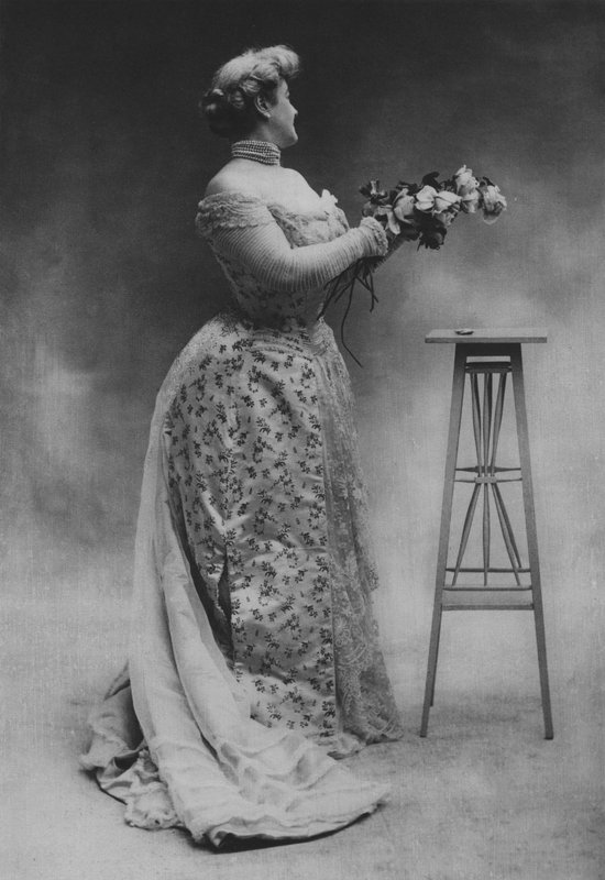 Madame Alibert, korsetmager (s/h-billede) af (after) French Photographer