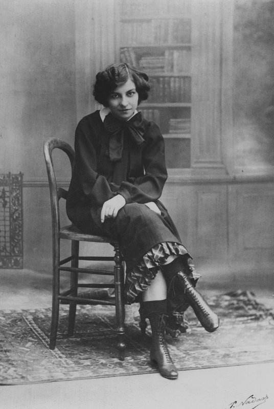 Miss Polaire som "Claudine" (s/h foto) af (after) French Photographer
