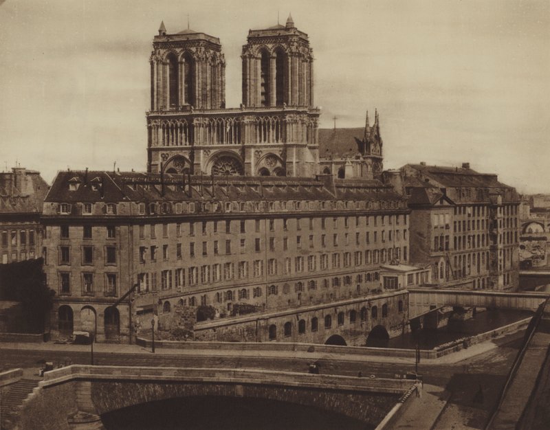 Notre-Dame maskeret af det gamle Hotel-Dieu (s/h foto) af (after) French Photographer