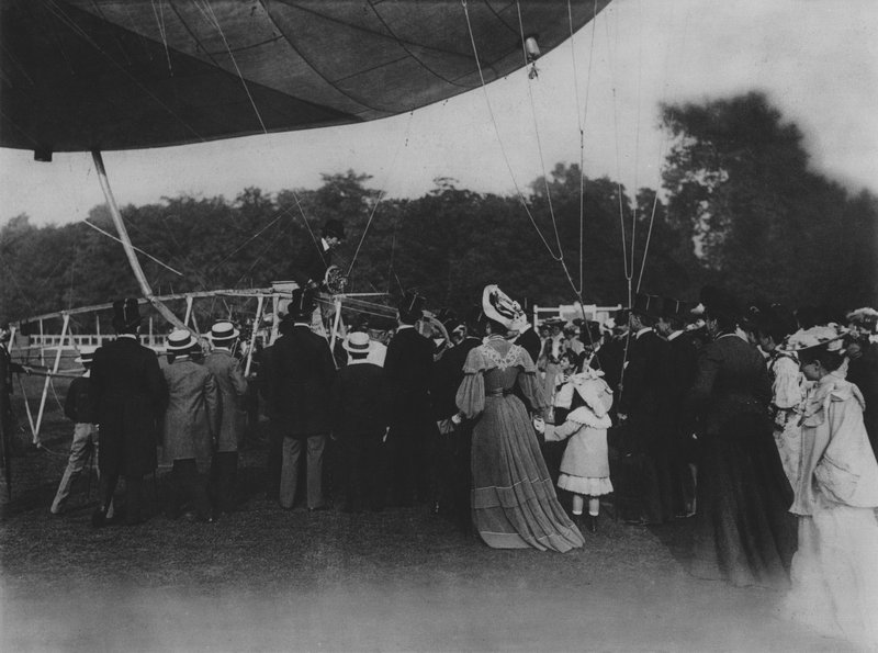 Santos Dumont og hans luftskib (s/h foto) af (after) French Photographer