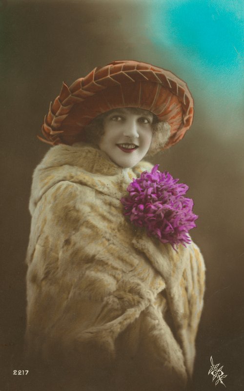 Velhavende kvinde poserer (farvet foto) af English Photographer