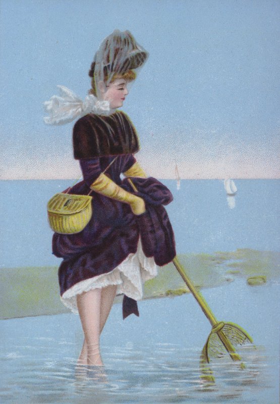 Kvinde bruger et fiskenet ved havet af European School