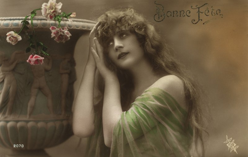 Pige med klassisk urne af French Photographer