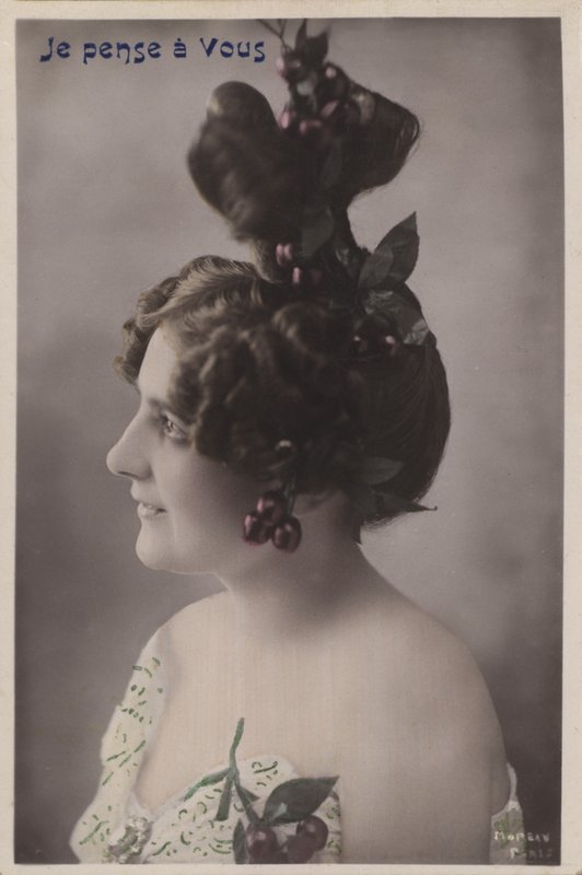 Kvinde med detaljeret frisure med kirsebær af French Photographer