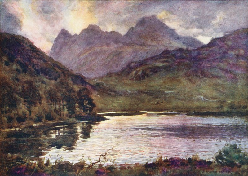 Lake District: Blea Tarn og Langdale Pikes (farvelitografi) af Alfred Heaton Cooper