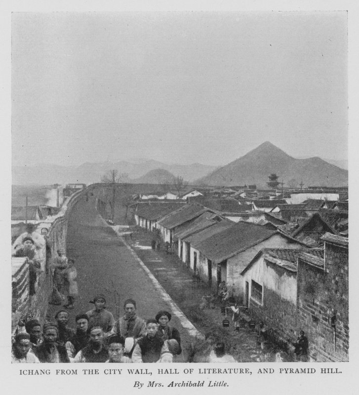 Ichang fra bymuren, Litteratursalen og Pyramid Hill (s/h-billede) af Alicia Little
