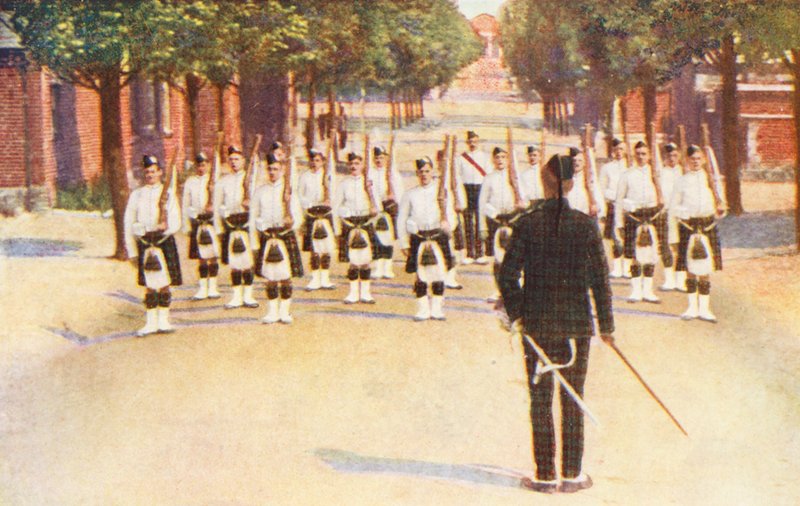 WW1: Drill Squad ved Aldershot (farvelitografi) af Allan Stewart