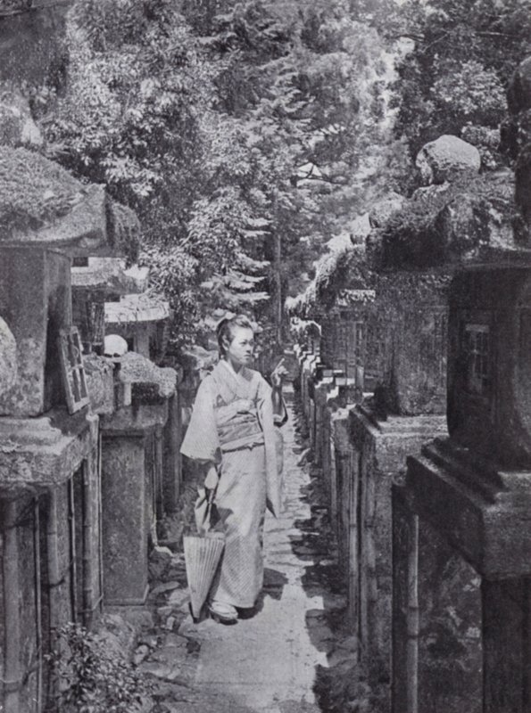 En retfærdig hengiven, der tæller stenlanternerne ved Kasuga (s/h-foto) af American Photographer (after)