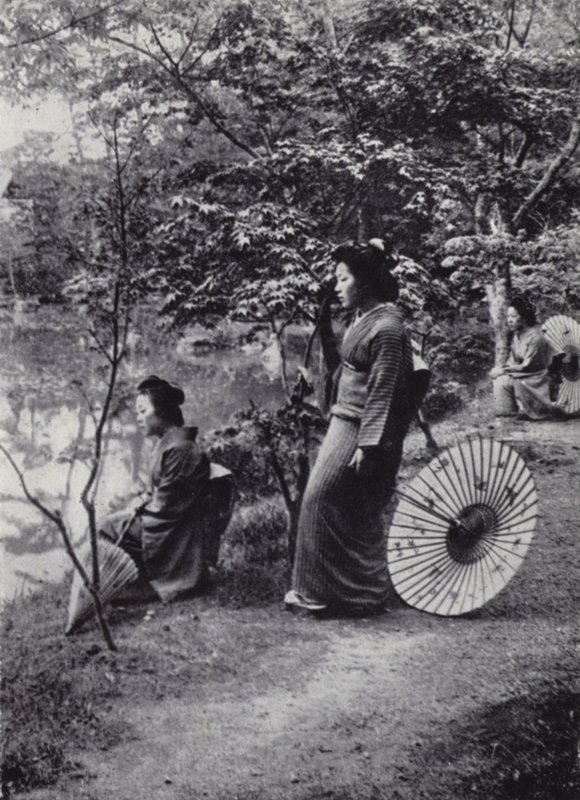 Et afslappende tilflugtssted ved søen, Kinkakuji-klosteret (s/h-billede) af American Photographer (after)