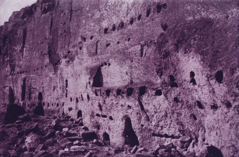 Forladte grottebeboer for klippeboerne, nær Espanola (s/h foto) af American Photographer (after)