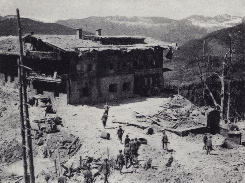 Amerikanske og franske tropper inspicerer ruinerne af nazilederen Adolf Hitlers tilbagetog ved Berchtesgaden i de bayerske alper, Anden Verdenskrig, maj 1945 (s/h foto) af American Photographer (after)