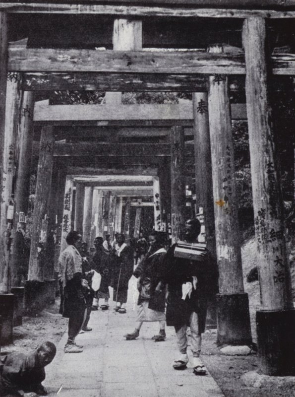 En tilgang til Shinto Temple of Inari (s/h foto) af American Photographer (after)