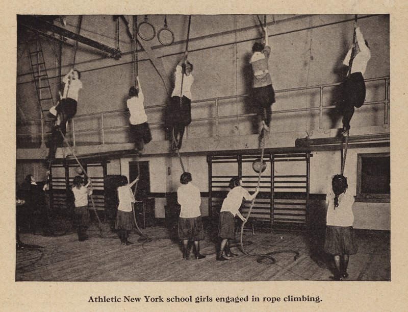 Atletiske skolepiger i New York, der beskæftiger sig med rebklatring (s/h-billede) af American Photographer (after)